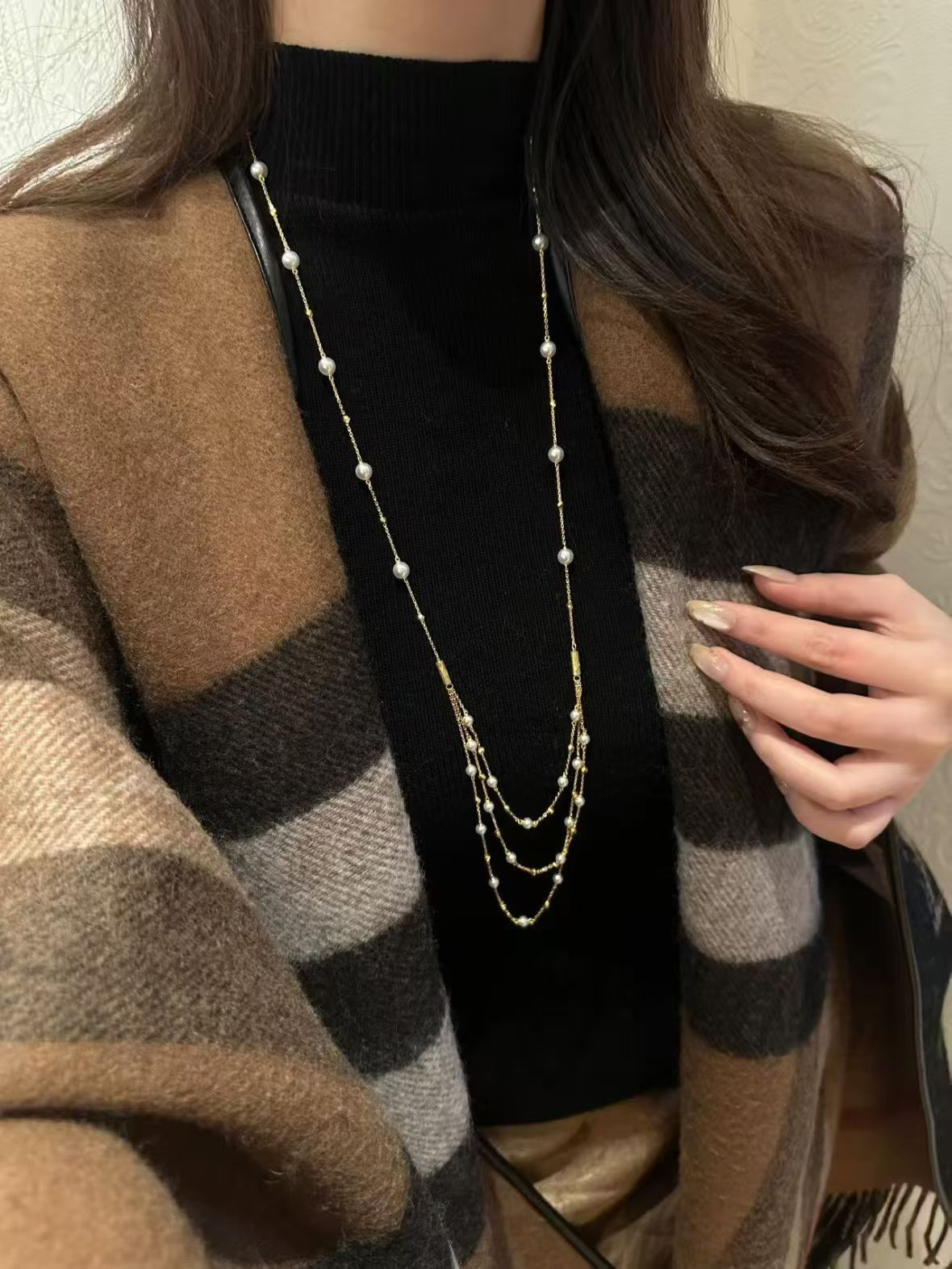 New Chinese-style multi-layer pearl necklace for women, a niche, light luxury and high-end long sweater chain, versatile and decorated pearl necklace Application Scenario