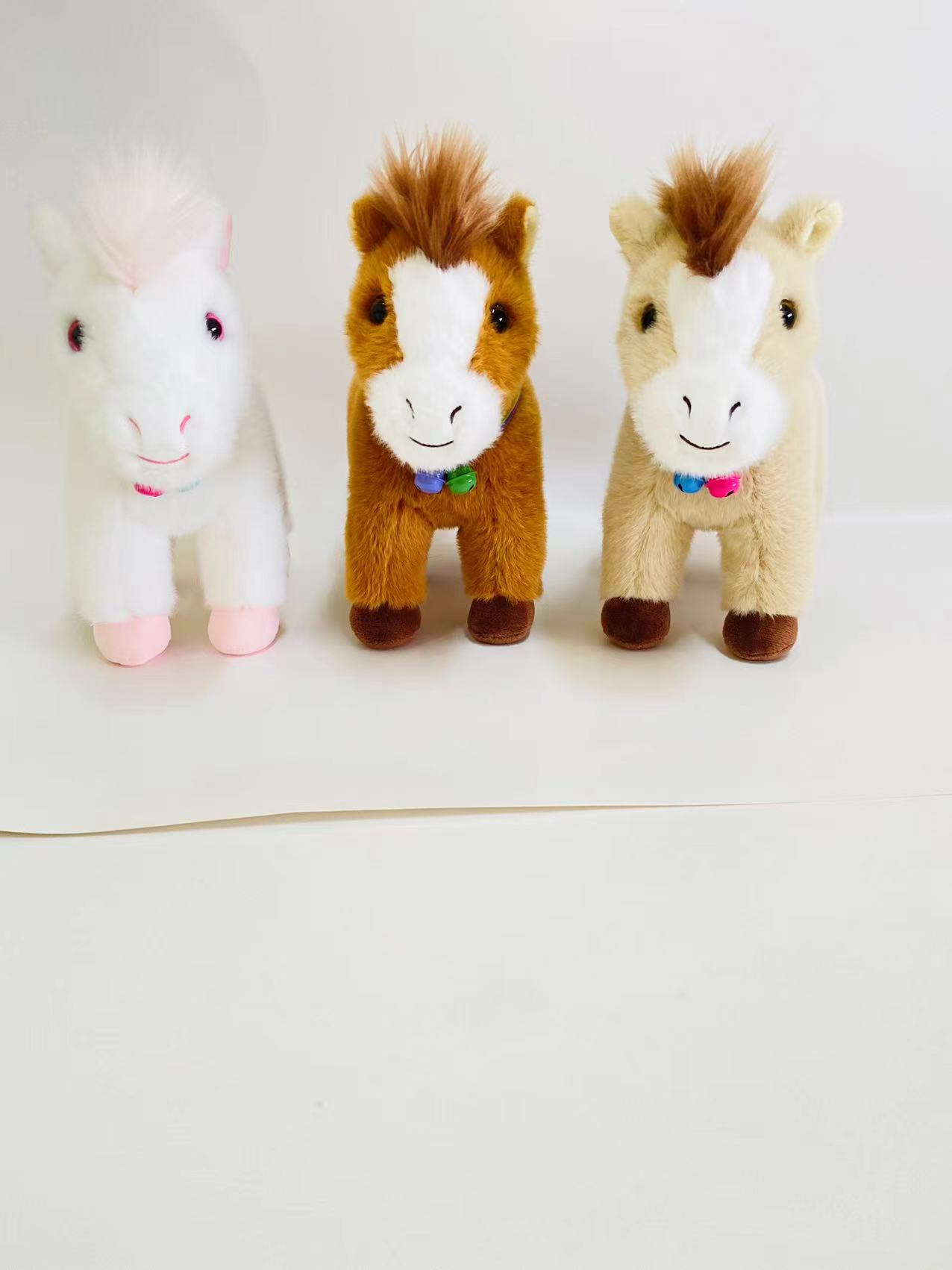 哭哭马/羊毛毡/马年毛绒玩具/益智玩具/遥控电玩白底实物图