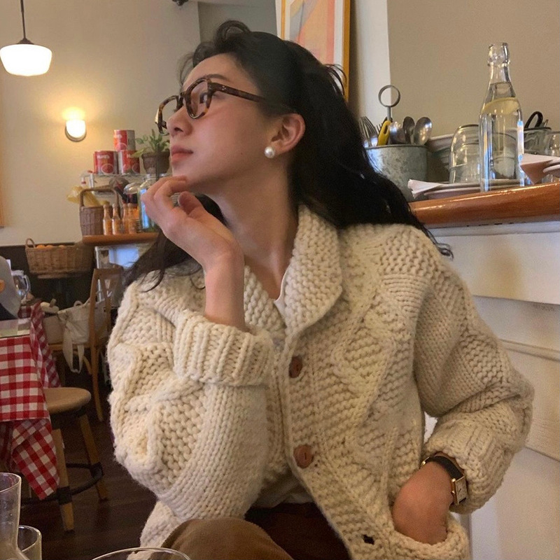 Silver needle pearl earrings, French retro, small, simple and fashionable stud earrings, elegant and high-end, gentle earrings wholesale for women Application Scenario