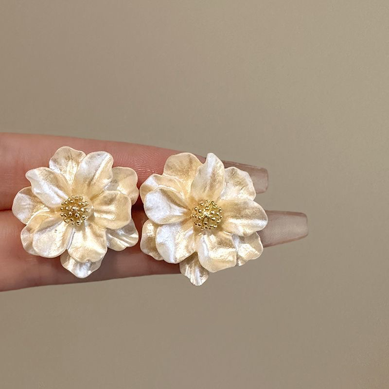 Silver needle simulated camellia stud earrings, French retro and elegant earrings, unique and fashionable, versatile earrings, niche and high-end feel Application Scenario