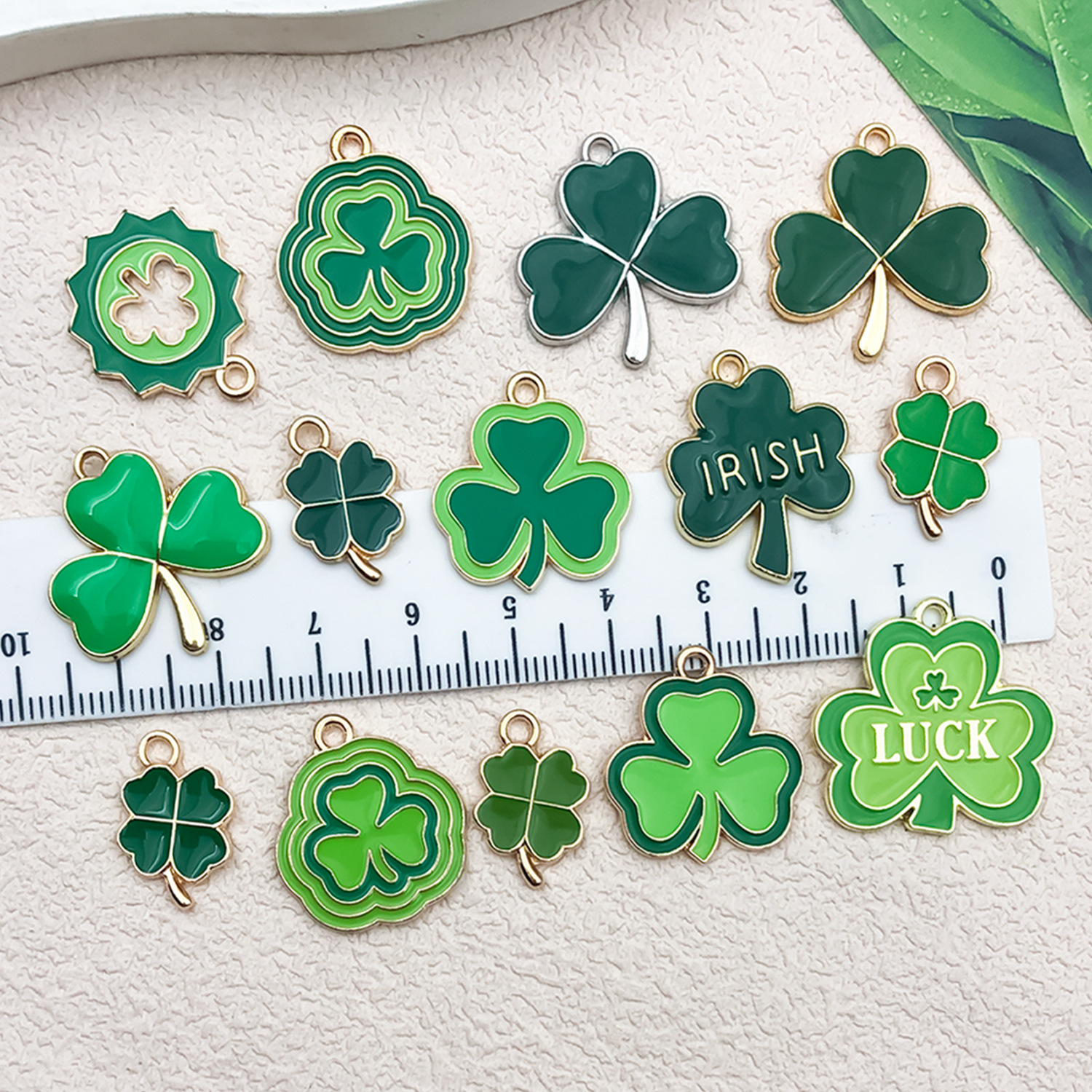 Irish clover DIY jewelry accessories, clover hats, Beer festival necklaces, pendants, keychains, small pendants Application Scenario