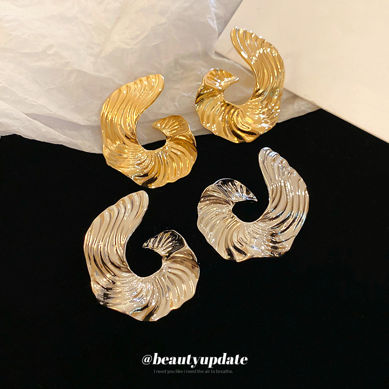 Silver needle irregular geometric pattern stud earrings for women, unique design sense and elegant style, best-selling European and American high-end earrings