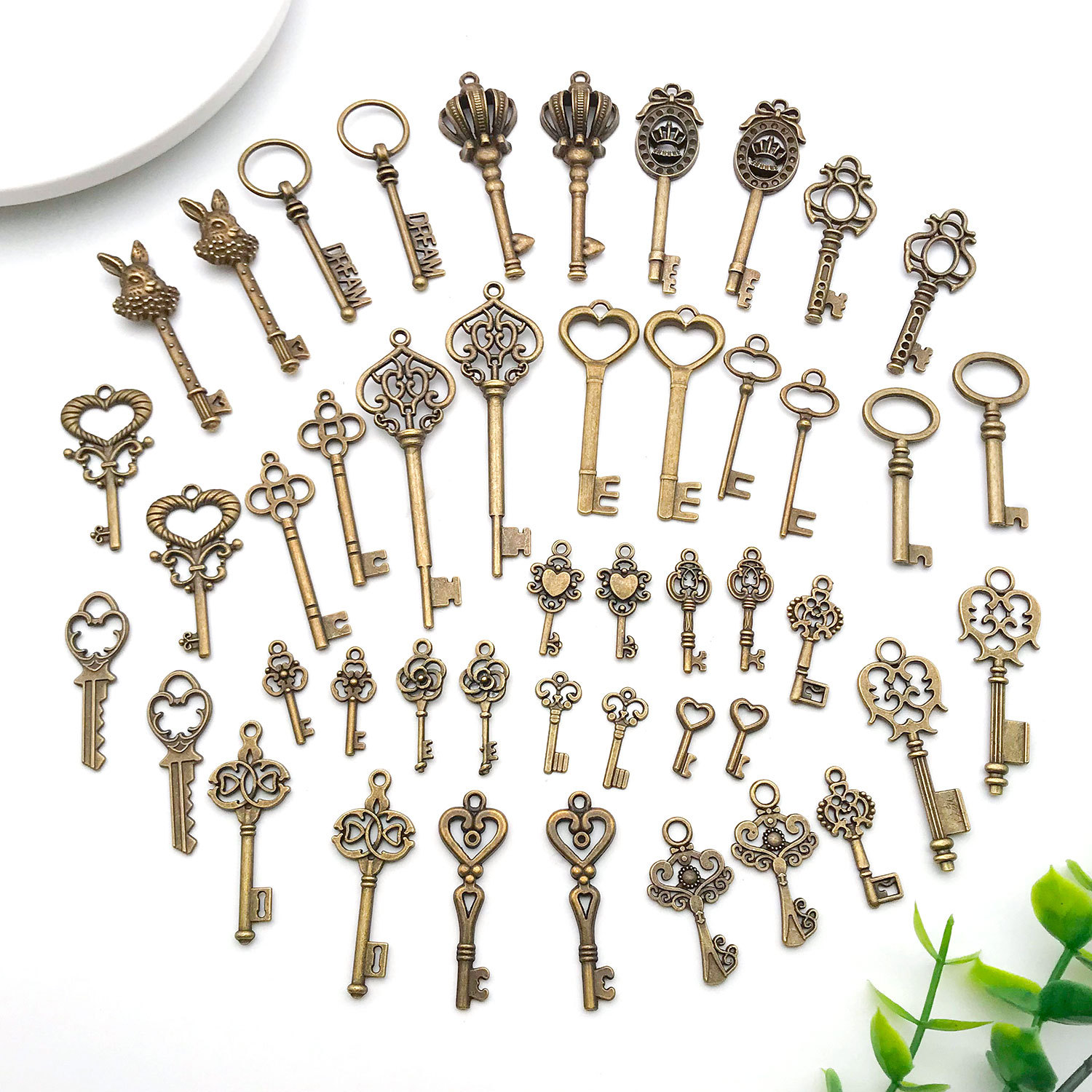 Retro bronze color key creative DIY alloy jewelry accessory, fashionable and individual heart key pendant Application Scenario