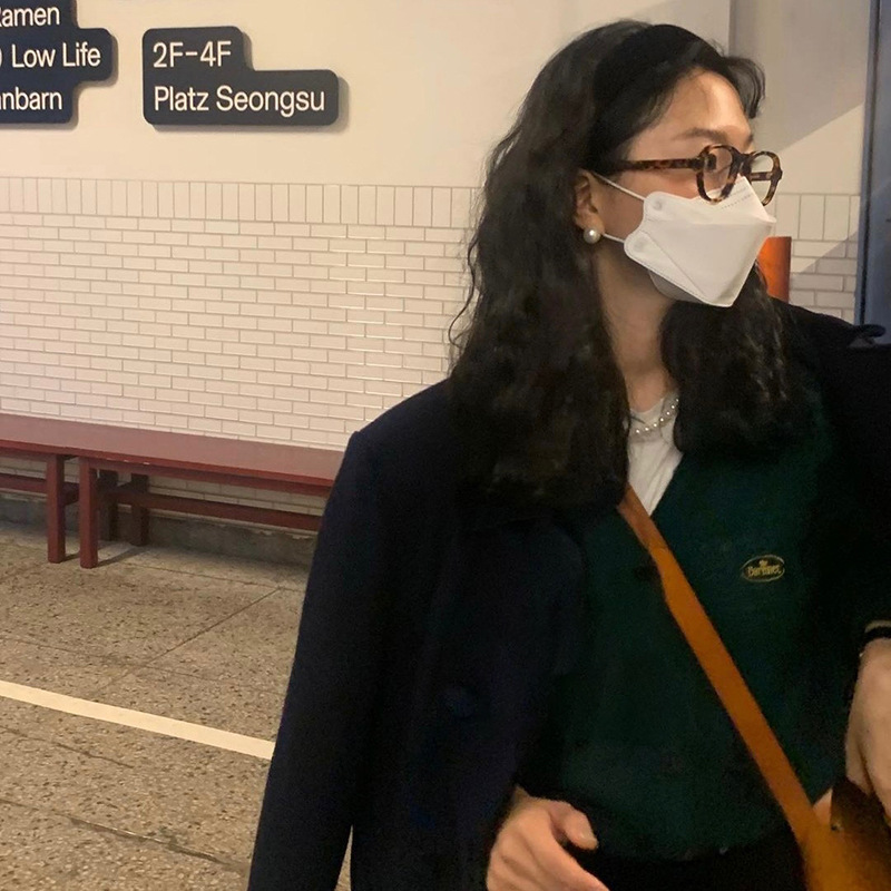 Silver needle pearl earrings, French retro, small, simple and fashionable stud earrings, elegant and high-end, gentle earrings wholesale for women details Picture