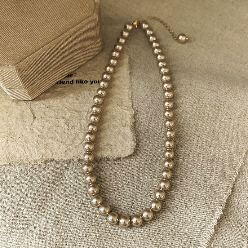 French retro high-end pearl necklace, fashionable, niche and versatile sweater chain, light luxury and individual design sense necklace for women Application Scenario
