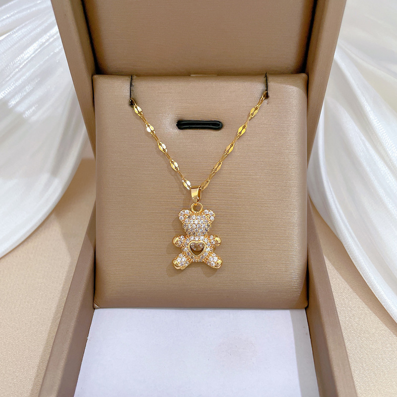 【 Titanium Steel 】 Cute little bear necklace, heart-shaped hug bear, real gold slightly inlaid zircon, simple and adjustable collarbone chain