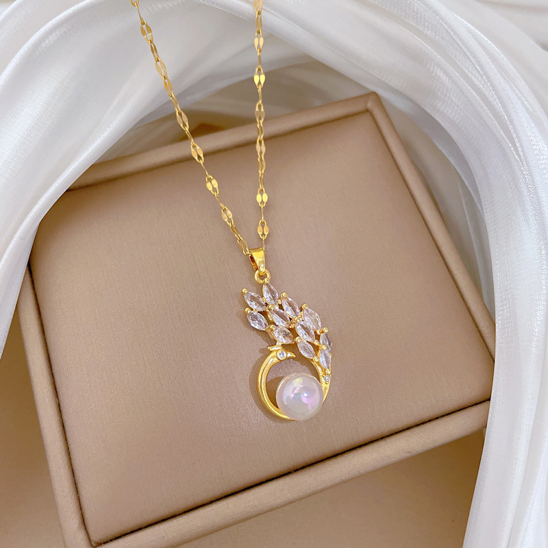 【 Titanium Steel 】 Mermaids with peacock charm, slightly studded diamond necklace, exquisite female style, Instagram influencer collarbone chain accessory Specification image