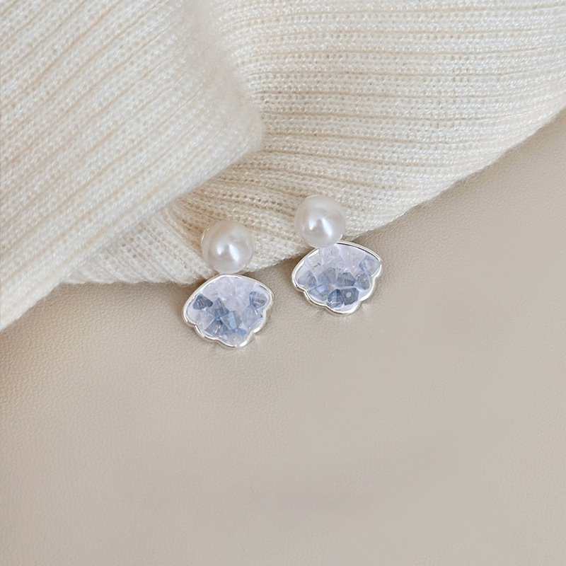 Silver-needle zircon crystal shell stud earrings are exquisite, simple and fashionable. They feature a unique design for women and exude a sense of niche sophistication details Picture