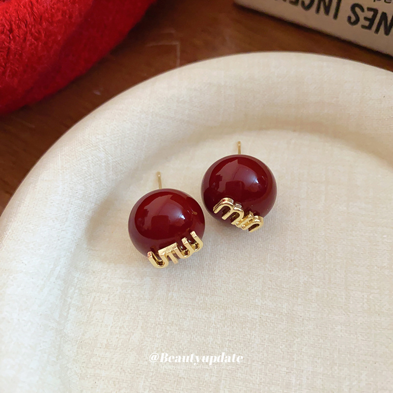 Ankela red resin round stud earrings, women's niche retro Hong Kong-style earrings, fashionable and light luxury earrings, high-end feel wholesale Specification image