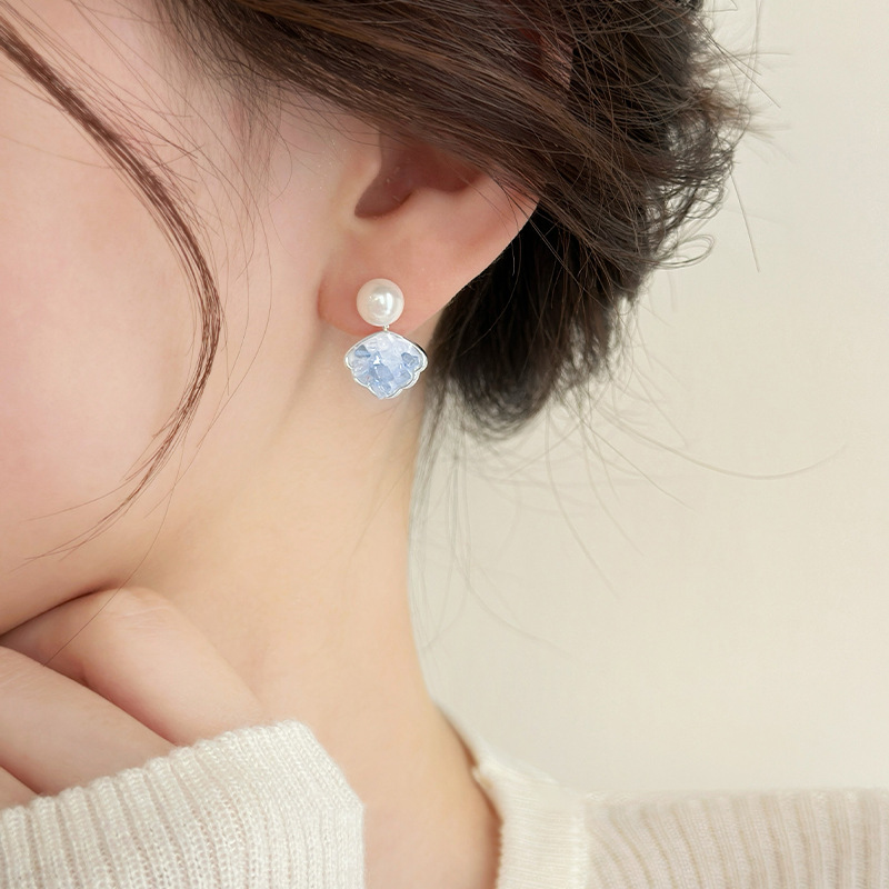 Silver-needle zircon crystal shell stud earrings are exquisite, simple and fashionable. They feature a unique design for women and exude a sense of niche sophistication Specification image