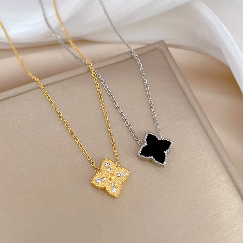 【 All-titanium Steel 】 Full diamond four-leaf flower minimalist style furnace, real gold necklace, female Instagram influencer collarbone chain accessory Application Scenario