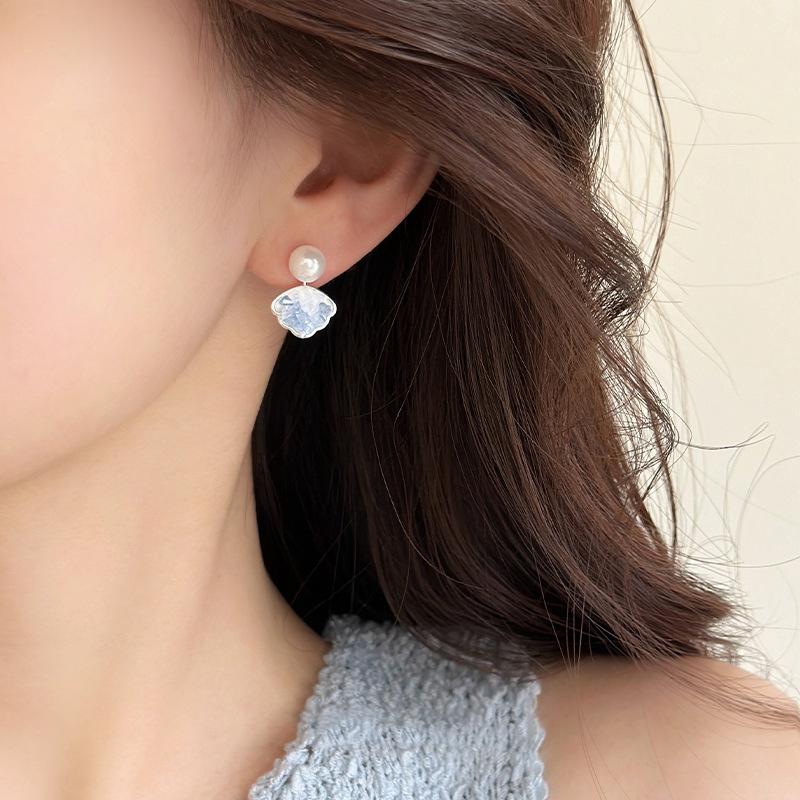 Silver-needle zircon crystal shell stud earrings are exquisite, simple and fashionable. They feature a unique design for women and exude a sense of niche sophistication Application Scenario