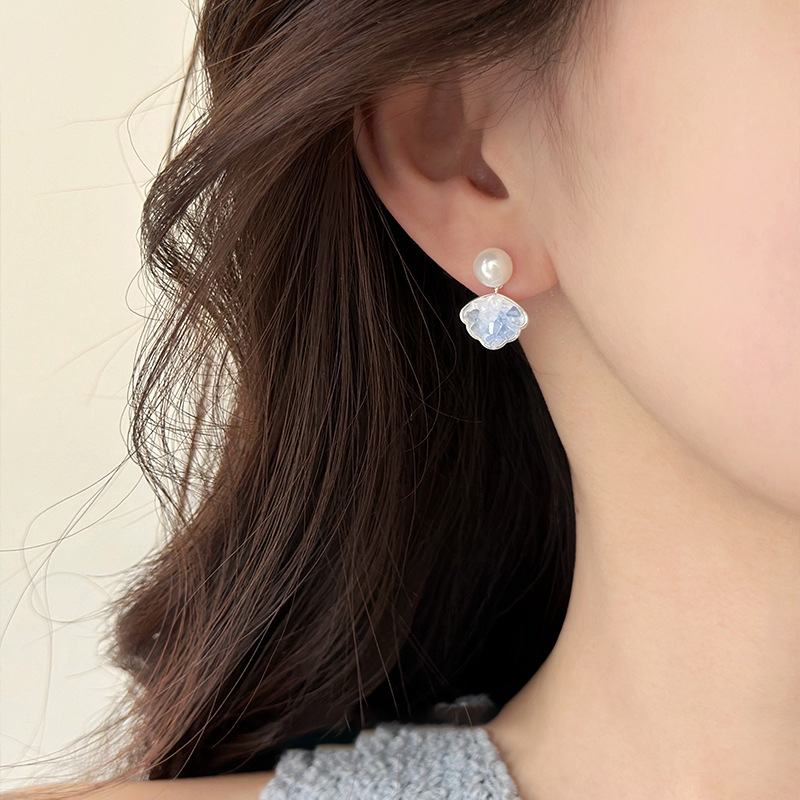 Silver-needle zircon crystal shell stud earrings are exquisite, simple and fashionable. They feature a unique design for women and exude a sense of niche sophistication
