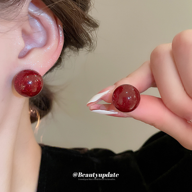 Ankela red resin round stud earrings, women's niche retro Hong Kong-style earrings, fashionable and light luxury earrings, high-end feel wholesale Application Scenario