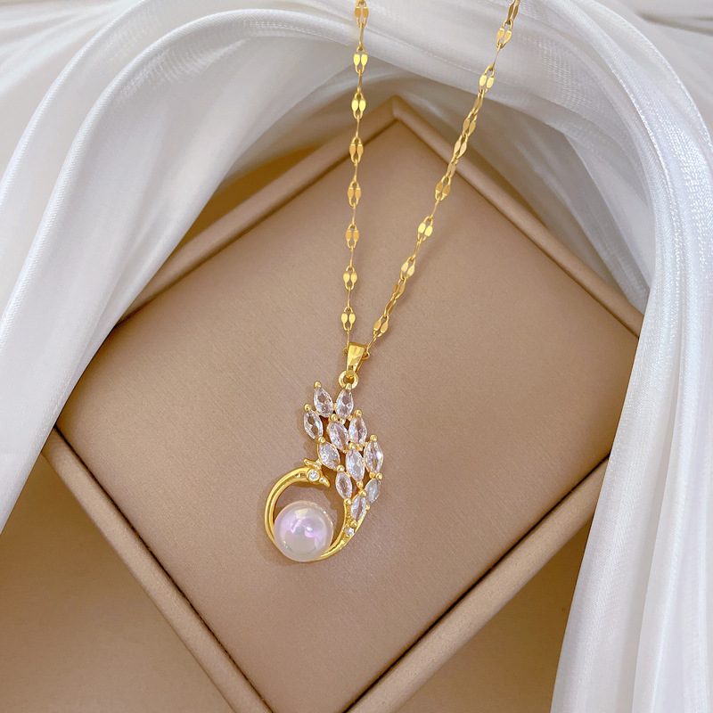 【 Titanium Steel 】 Mermaids with peacock charm, slightly studded diamond necklace, exquisite female style, Instagram influencer collarbone chain accessory Application Scenario