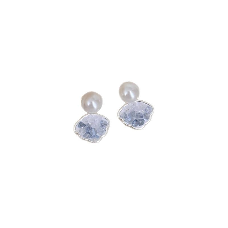 Silver-needle zircon crystal shell stud earrings are exquisite, simple and fashionable. They feature a unique design for women and exude a sense of niche sophistication Item Picture