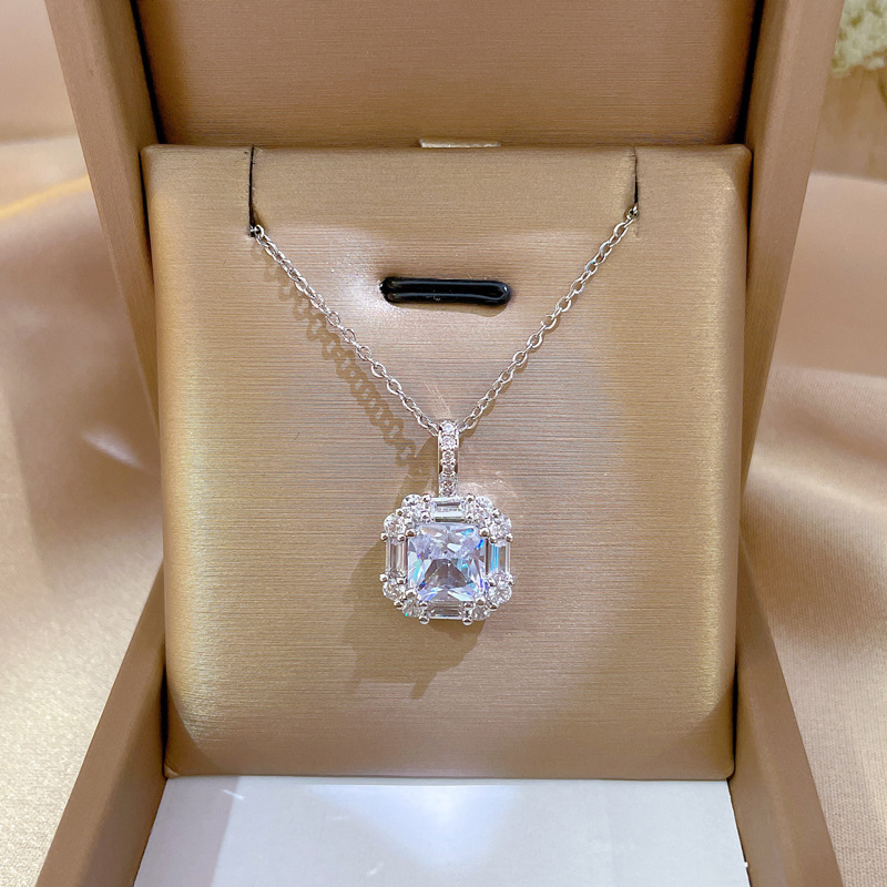 【 Titanium Steel 】 Light luxury slightly inlaid real gold zircon full diamond necklace for women, new collarbone chain, light luxury and niche design sense details Picture