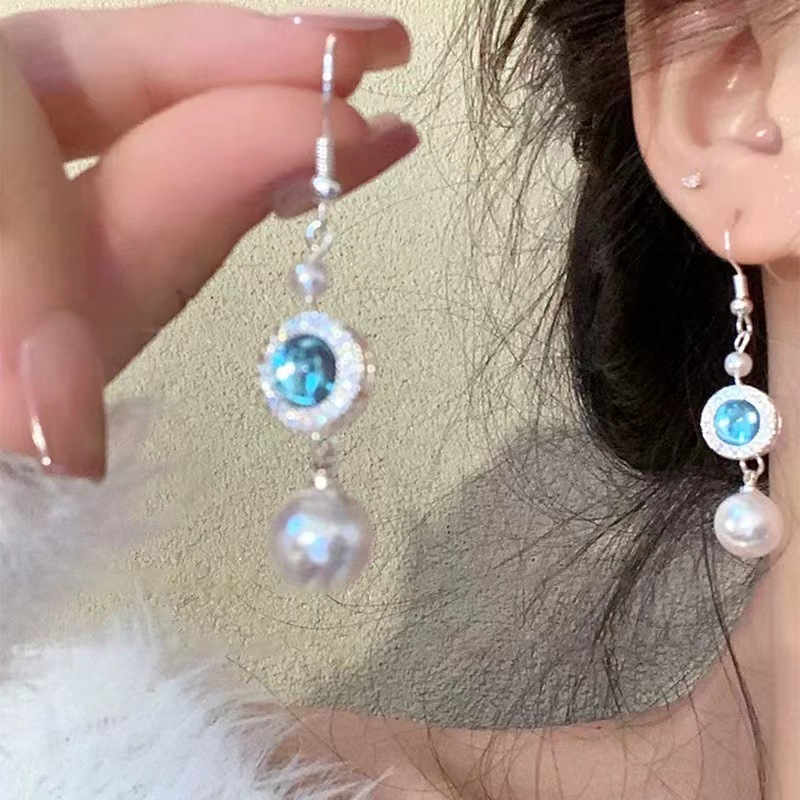 Silver needle French light luxury diamond-encrusted butterfly stud earrings, a niche, simple and versatile commuter earring, elegant and high-end earrings for women Application Scenario