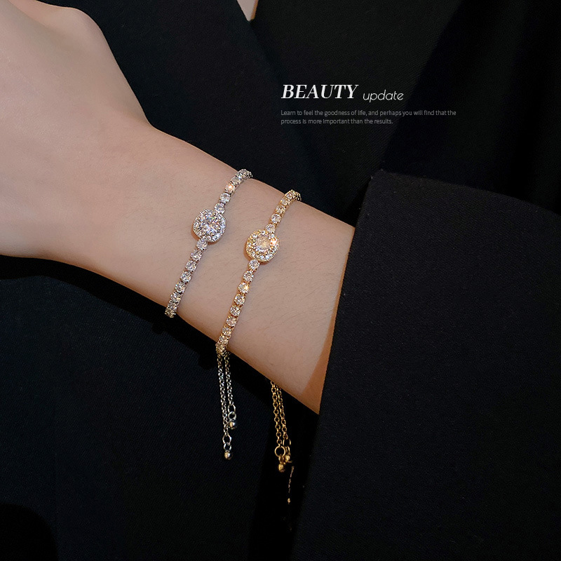 The square zircon adjustable bracelet from Dongdaemun, South Korea, is a simple and luxurious women's wristband with a unique style and a high-end feel details Picture