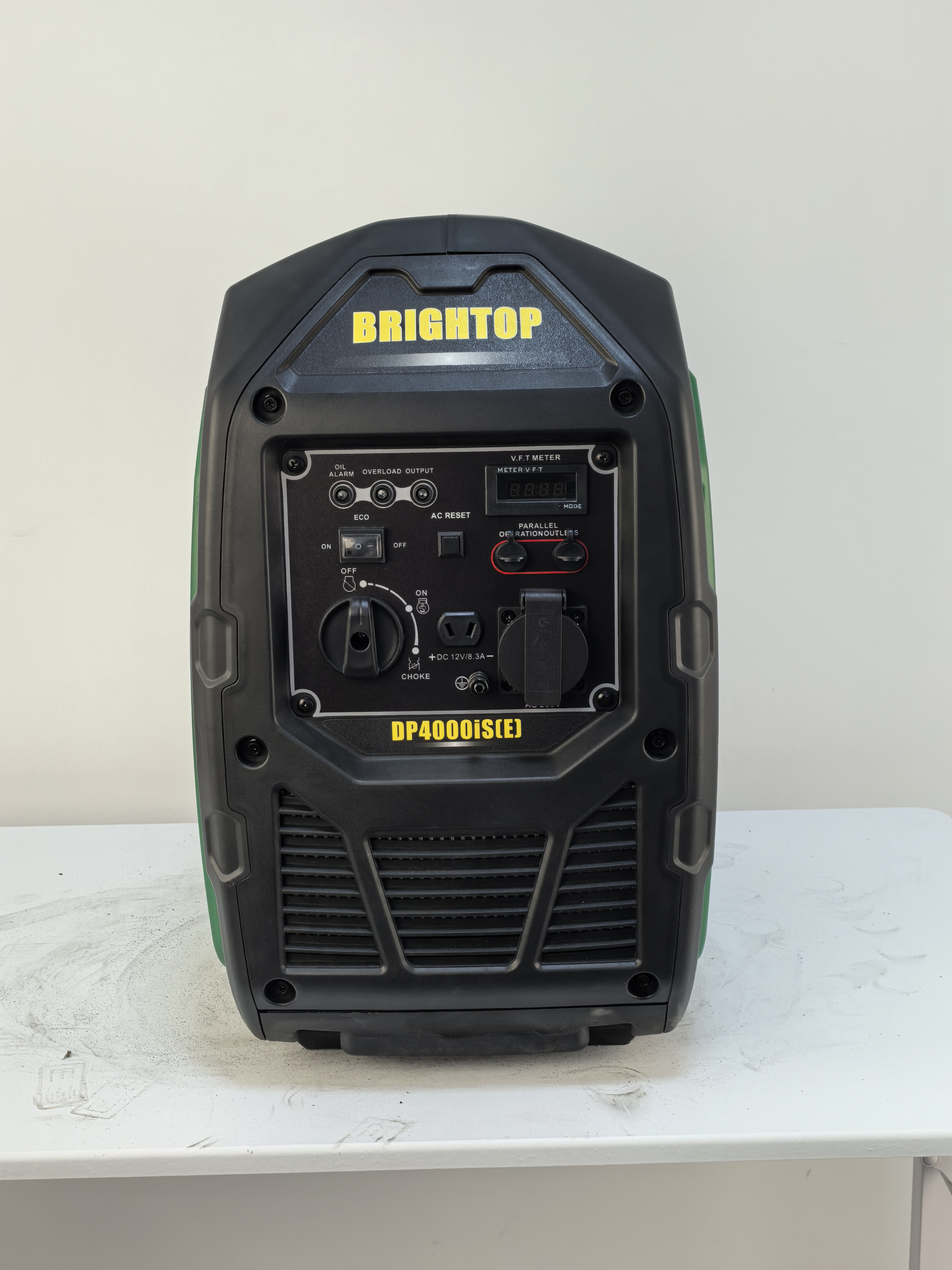 3KW/230V绿色静音变频发电机 汽车发电机 噪音低 电压稳定白底实物图