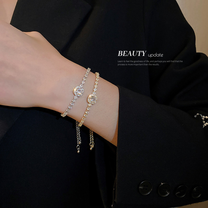 The square zircon adjustable bracelet from Dongdaemun, South Korea, is a simple and luxurious women's wristband with a unique style and a high-end feel Application Scenario