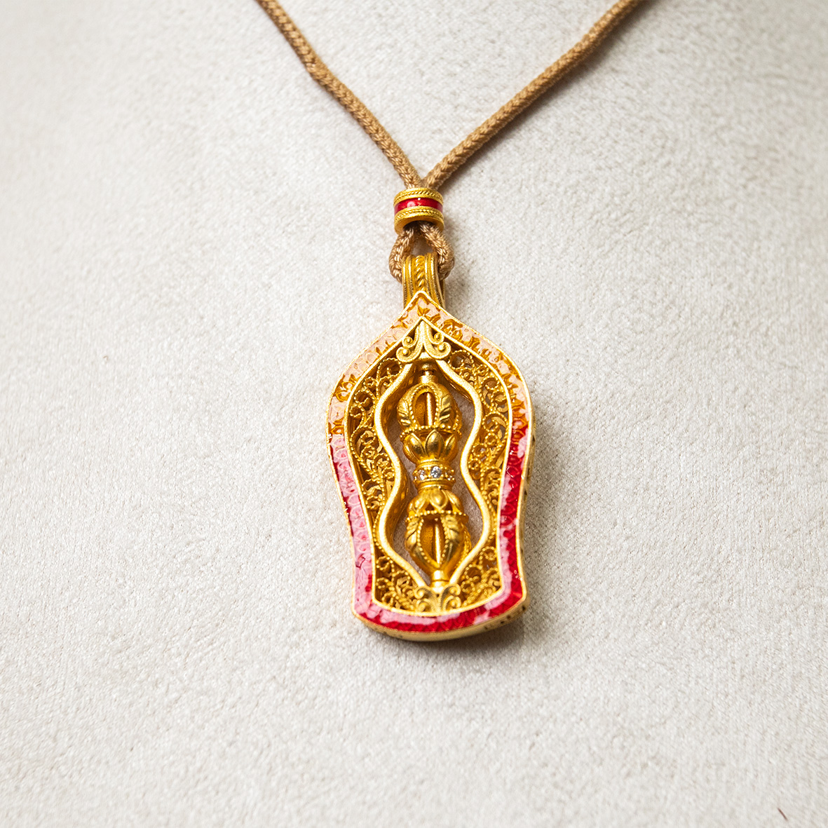 A hand-carved movable pendant Thangka necklace in the style of Indian Buddhism with gold and silver covering Specification image