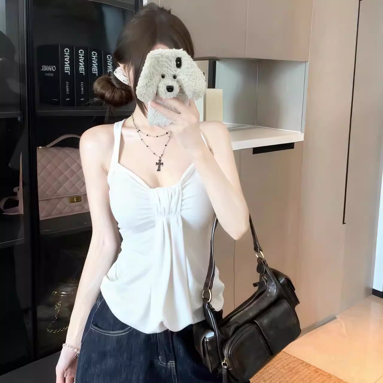 A pure and sensual bow V-neck cross-halter top for women to wear as an inner or outer layer with a chest pad and a beautiful back is trendy