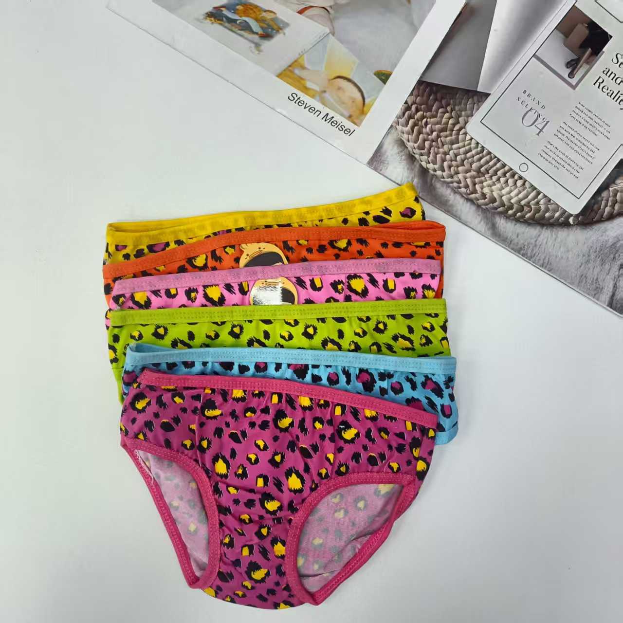 DD-8027# Foreign Trade Export Underwear Children's solid color dot Print Underwear Children's Clothing Girls' Underwear Women's Briefs Hemmed Girls' Briefs QNI Application Scenario