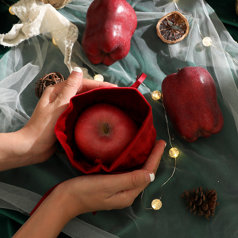 Creative Christmas gift bags, Christmas apple velvet bags, Christmas Eve candy boxes, peace fruit velvet bags with drawn-out openings Application Scenario