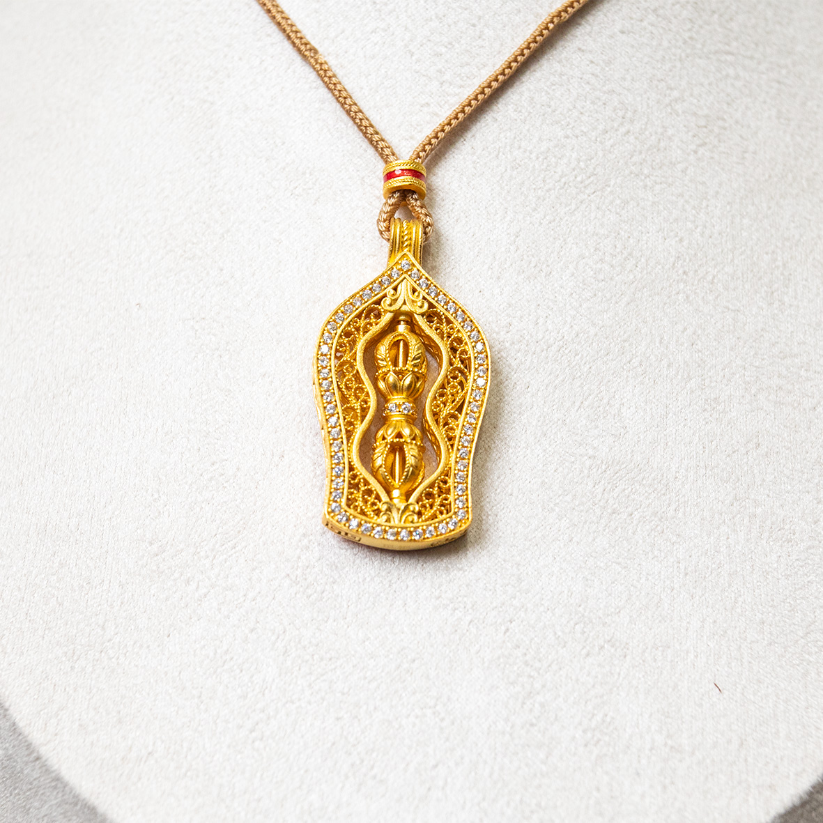 A hand-carved movable pendant Thangka necklace in the style of Indian Buddhism with gold and silver covering Application Scenario