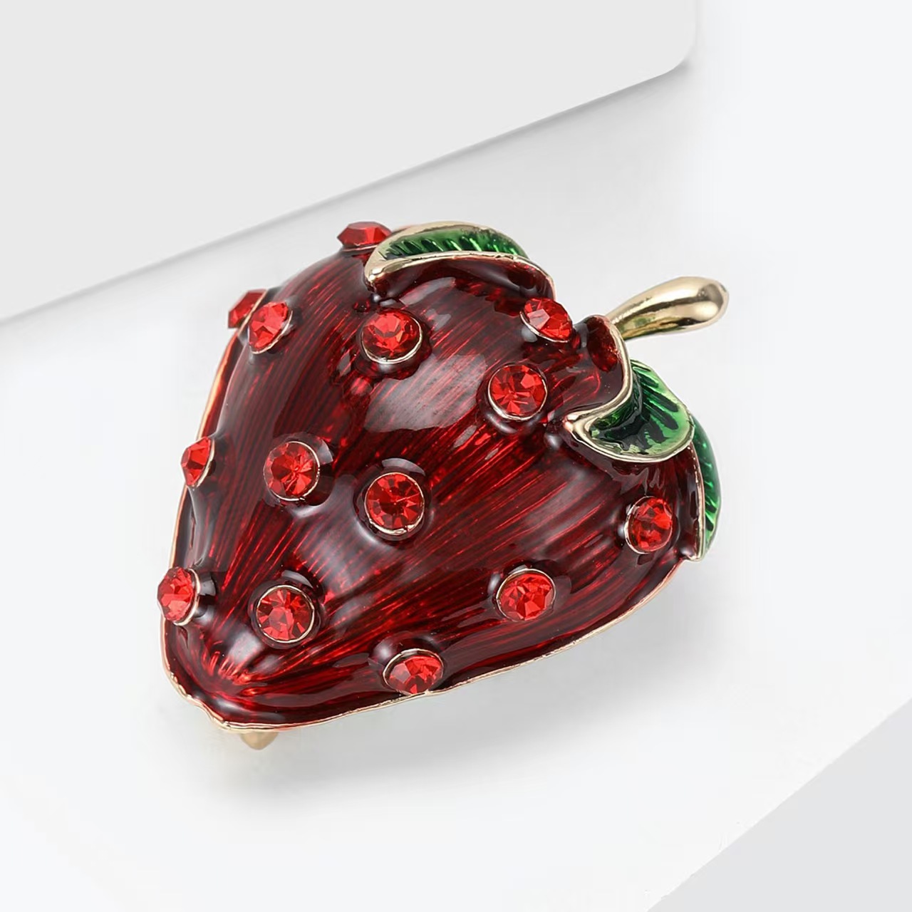 New creative and fashionable oil and water diamond strawberry brooch, exquisite and versatile women's suit cardigan brooch accessory Application Scenario