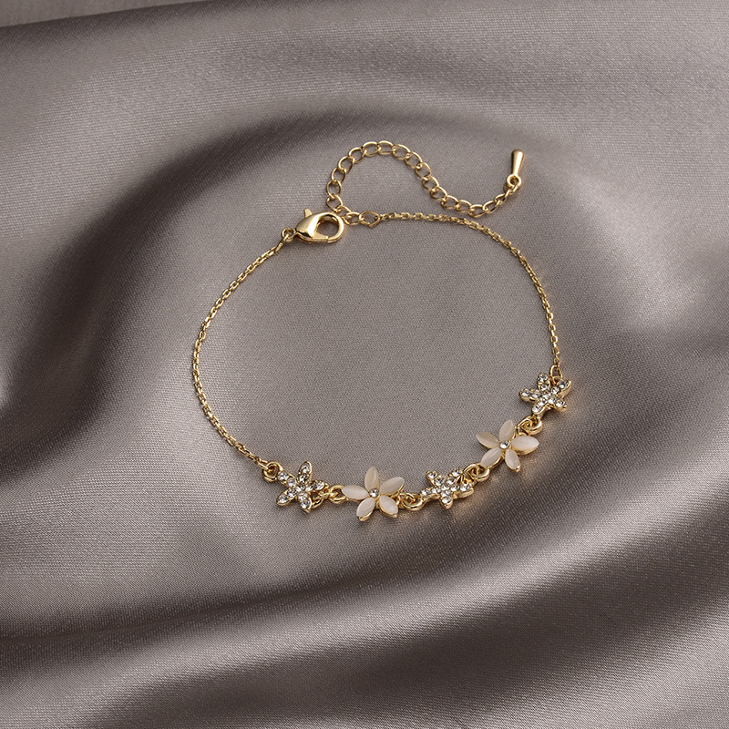 A simple and versatile five-petal flower bracelet from Korean Instagram for women, a popular student and best friend accessory for women details Picture