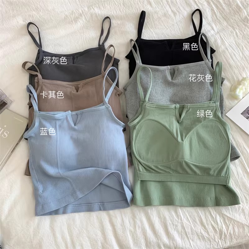 The new solid-color women's wear with a thin velvet halter top is slimming and shaping, with a beautiful back and chest. It's trendy to wear as an outer layer to wrap around the chest