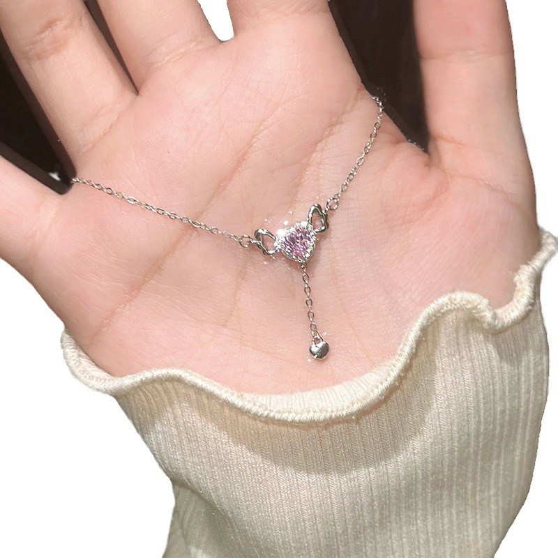 Pink diamond heart-shaped bracelet for women, a light luxury and fashionable fashion with hollowed-out angel wings, heart-shaped zircon, and a trendy new style of jewelry Item Picture