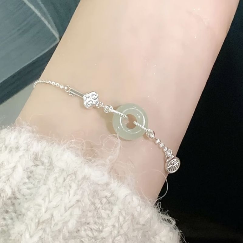 Wholesale of the same style of "Fu" brand peace pendant bracelet as Xiaohongshu, a versatile, high-end, light luxury, fashionable and elegant internet-famous jewelry Specification image