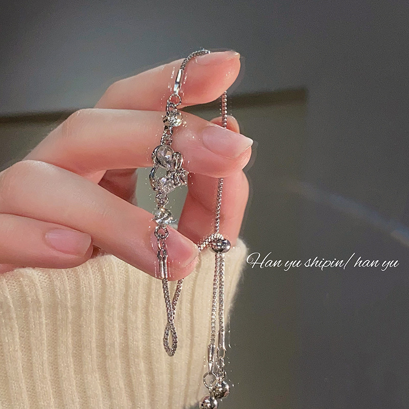 Wholesale of 2024 new asymmetrical diamond-encrusted heart-shaped bracelet for women, a fashionable, niche and high-end pull handle bracelet details Picture