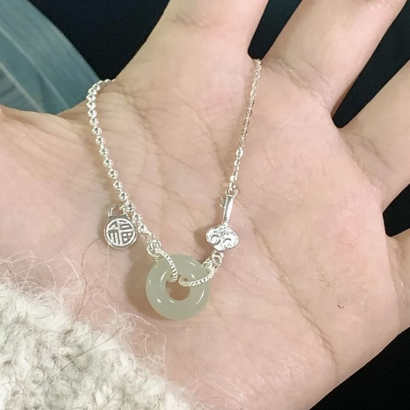 Wholesale of the same style of "Fu" brand peace pendant bracelet as Xiaohongshu, a versatile, high-end, light luxury, fashionable and elegant internet-famous jewelry details Picture