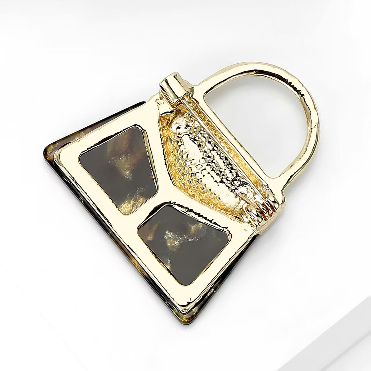 The new fashionable and creative acrylic handbag brooch is exquisite, simple and trendy. It is a versatile accessory for clothing details Picture