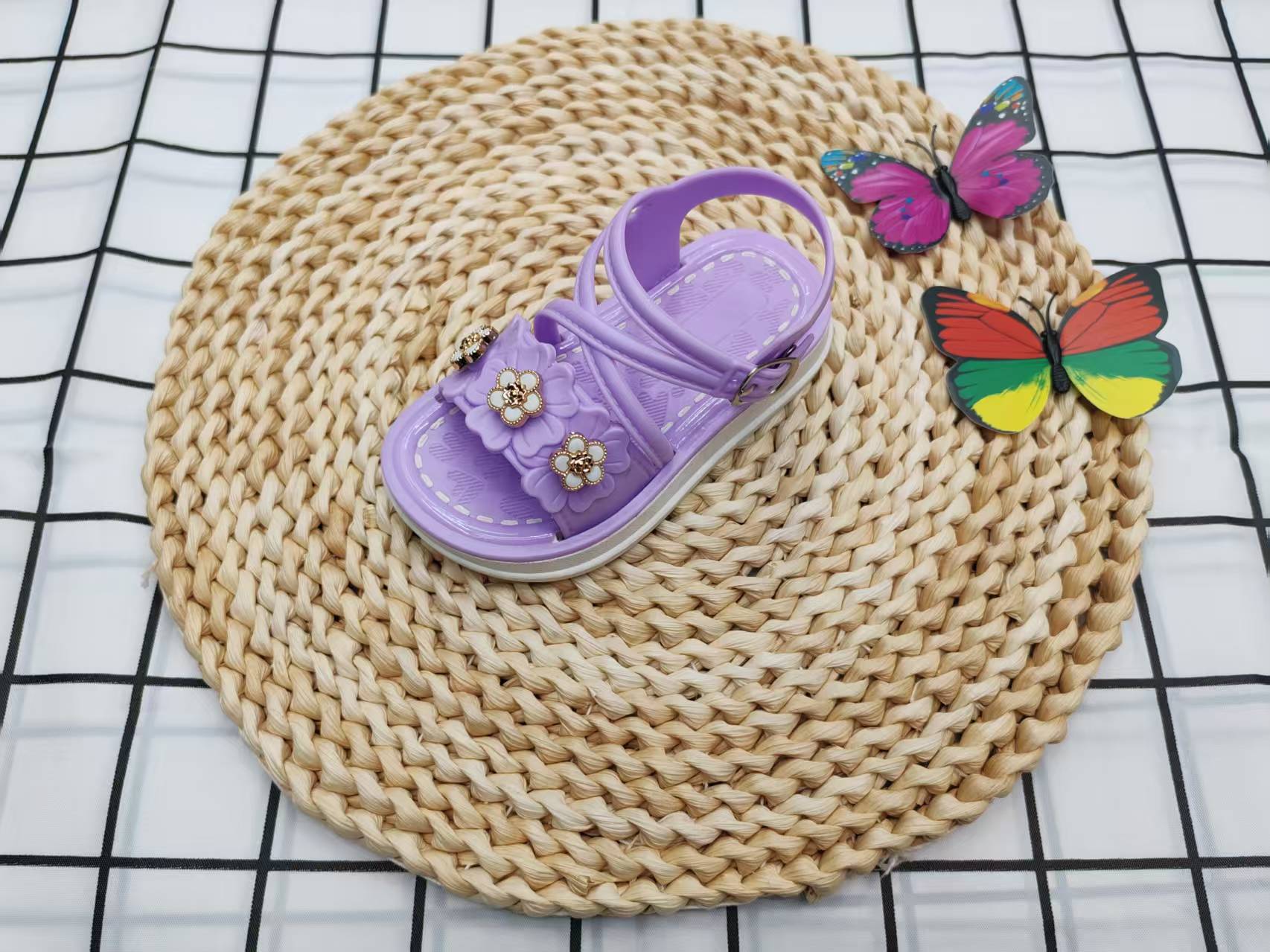 2025 Summer new style simple flat metal flower children's cross-strap sandals details Picture
