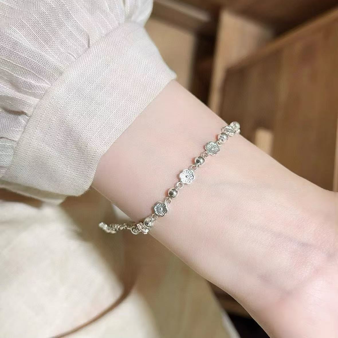 Xiaotao Zhuozhuo bracelet, with a light luxury and high-end feel, is fashionable and exquisite. A peach blossom gift for your girlfriend, elegant and versatile, simple jewelry wholesale details Picture