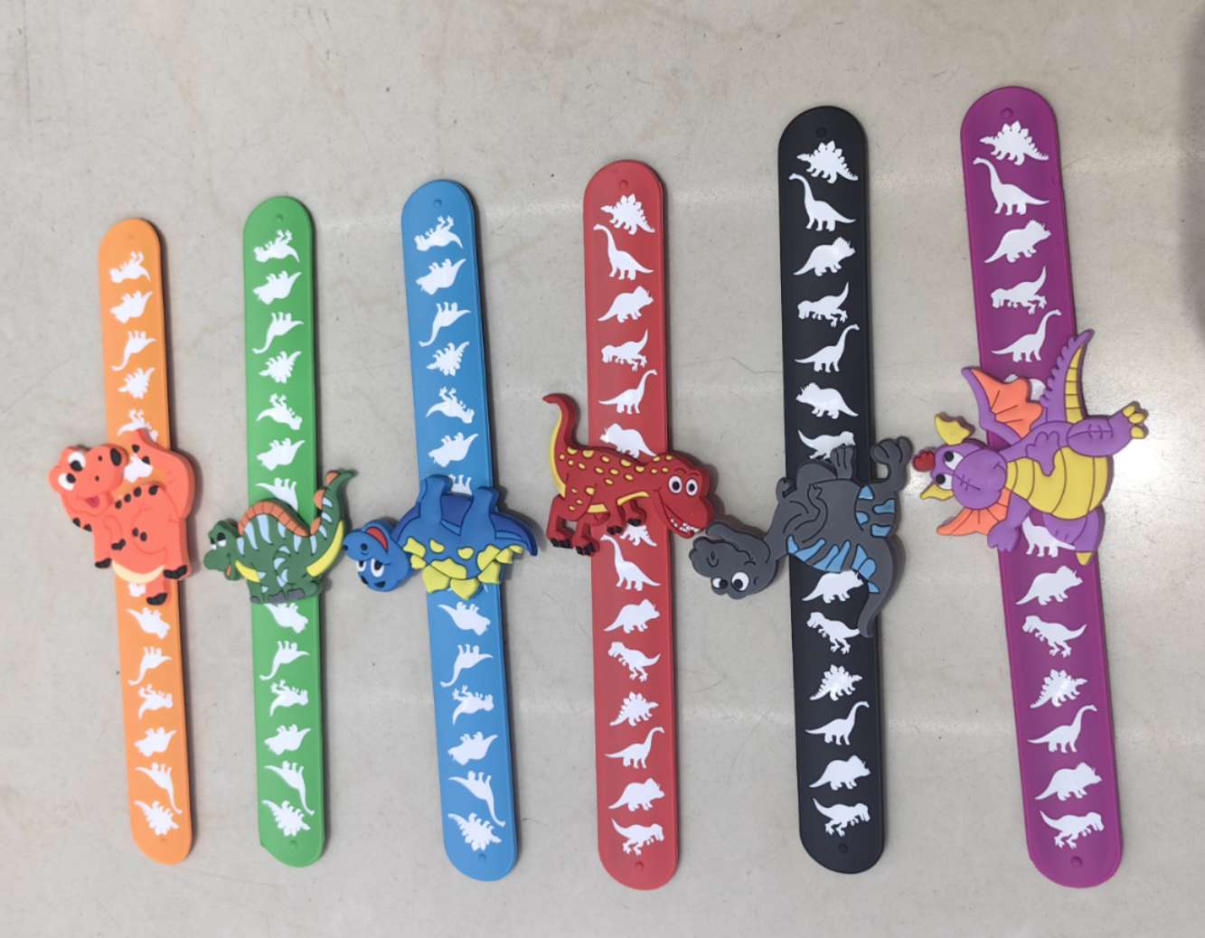 新款促销拍拍圈卡通加工定制logo图案男女通用硅胶手环批发发光带灯