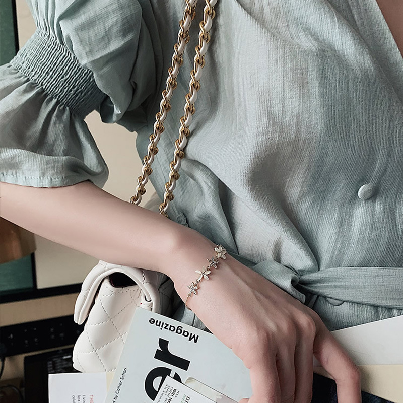 A simple and versatile five-petal flower bracelet from Korean Instagram for women, a popular student and best friend accessory for women Application Scenario