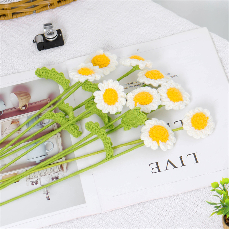 Hand-woven Daisy bouquets are versatile for home desktop decoration. Wholesale of chamomile artificial flowers crochet with woolen yarn details Picture