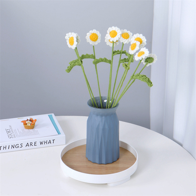 Hand-woven Daisy bouquets are versatile for home desktop decoration. Wholesale of chamomile artificial flowers crochet with woolen yarn Specification image