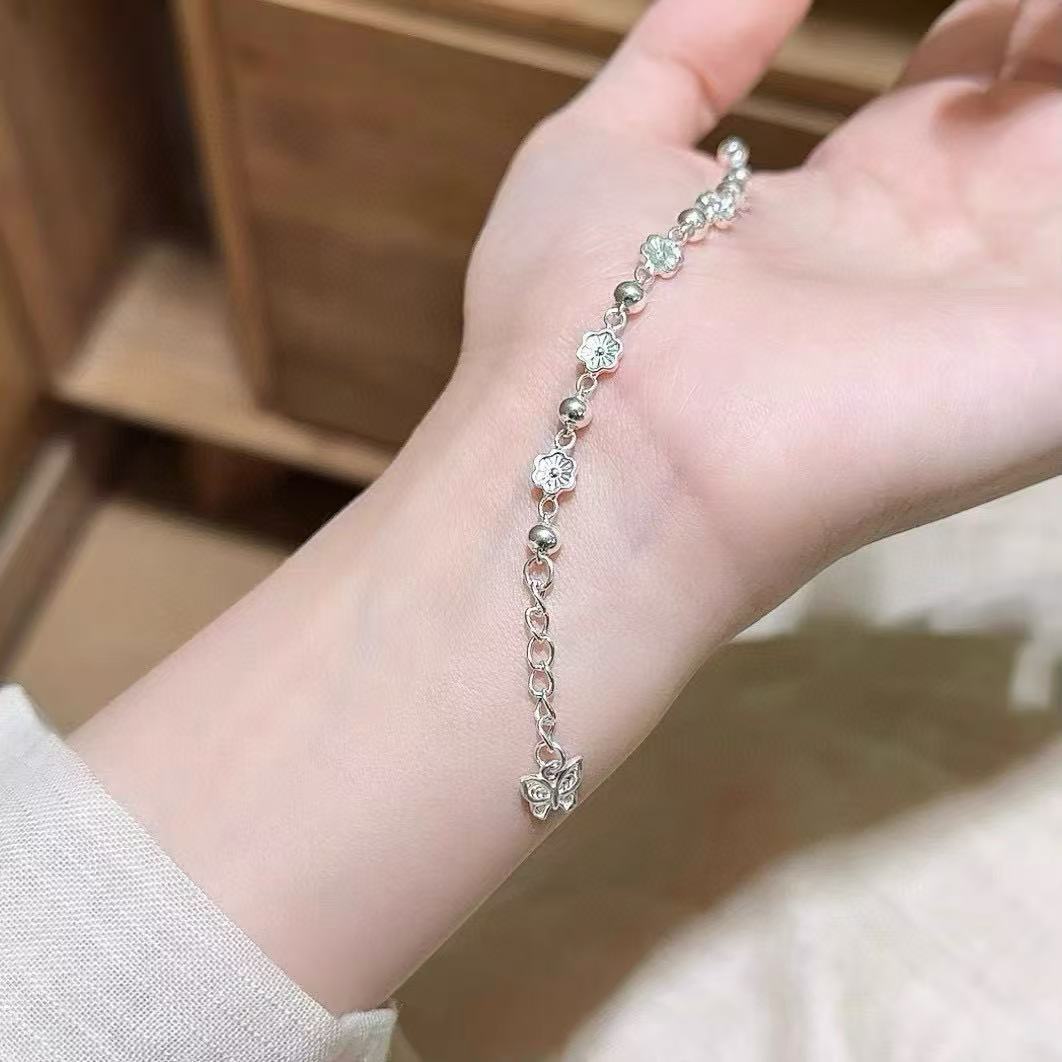 Xiaotao Zhuozhuo bracelet, with a light luxury and high-end feel, is fashionable and exquisite. A peach blossom gift for your girlfriend, elegant and versatile, simple jewelry wholesale Application Scenario