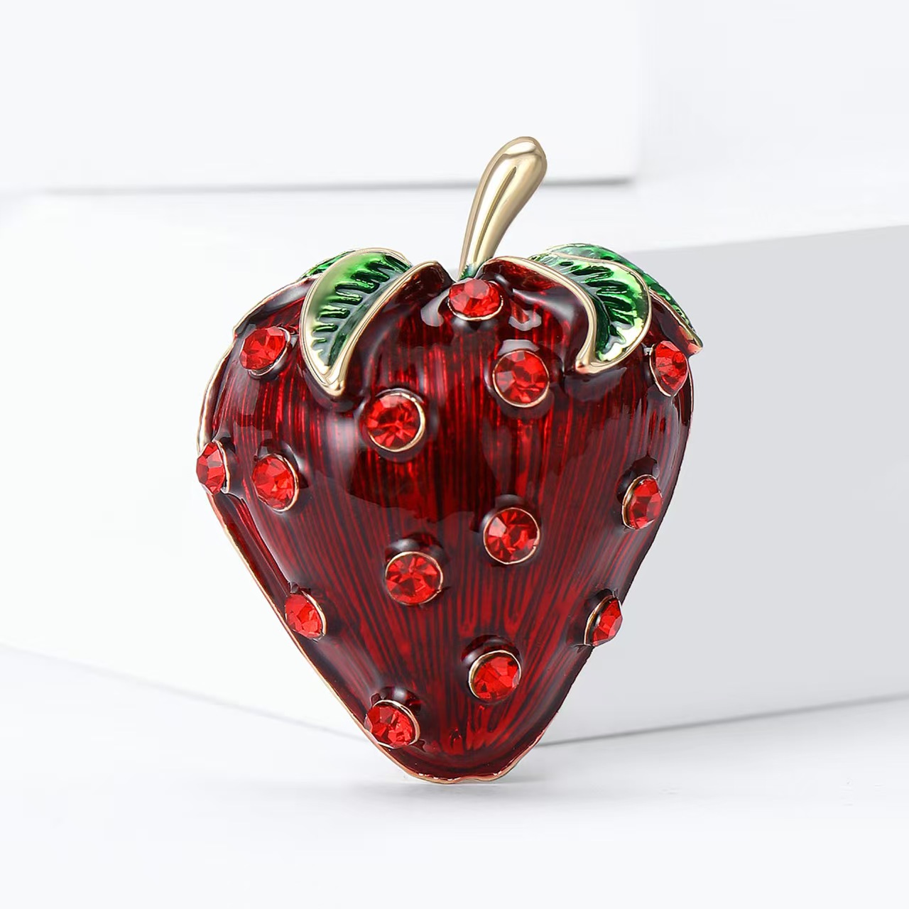 New creative and fashionable oil and water diamond strawberry brooch, exquisite and versatile women's suit cardigan brooch accessory