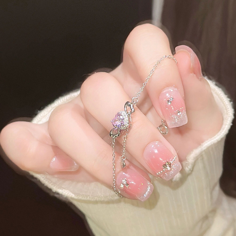 Pink diamond heart-shaped bracelet for women, a light luxury and fashionable fashion with hollowed-out angel wings, heart-shaped zircon, and a trendy new style of jewelry Application Scenario