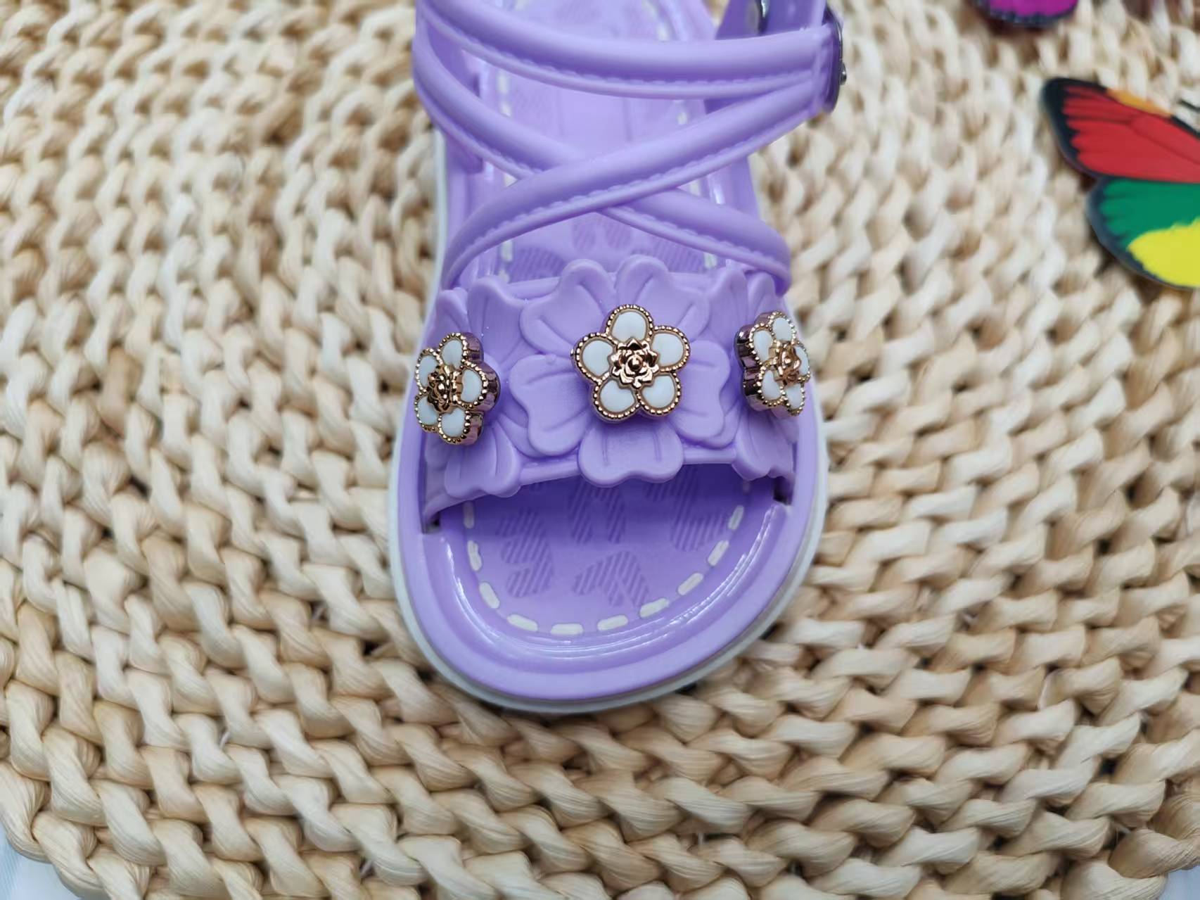 2025 Summer new style simple flat metal flower children's cross-strap sandals Application Scenario