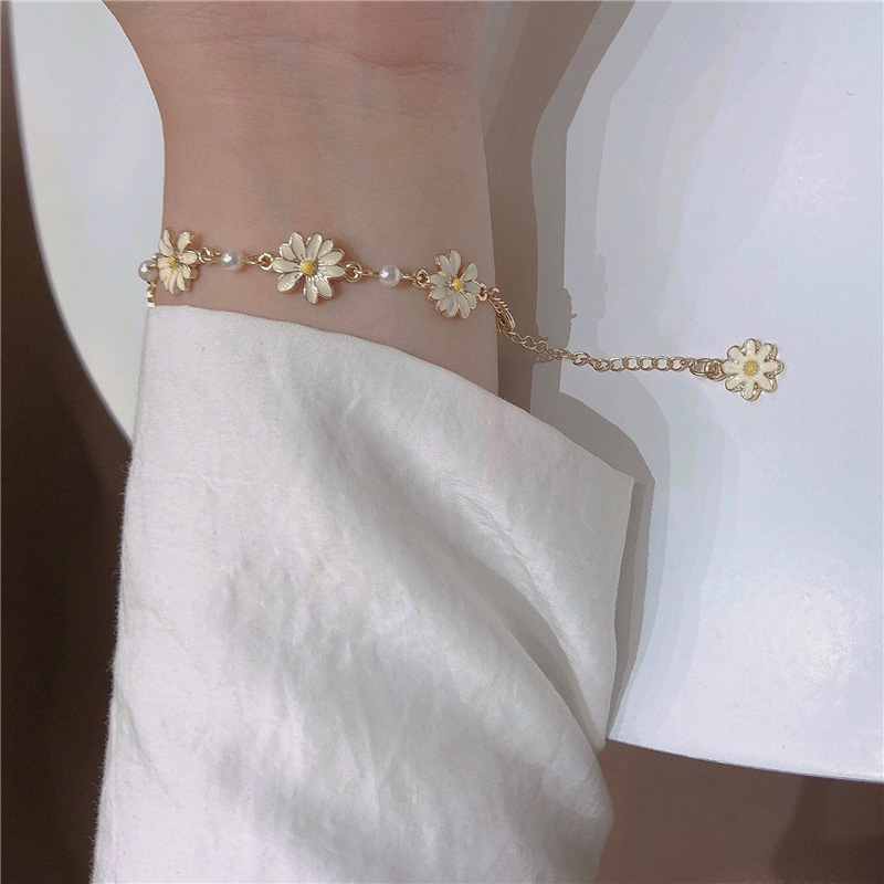Wholesale of Japanese and Korean fresh sunflower bracelets for women, small daisies, simple ins accessories, the same style as Internet celebrities, factory direct sales Specification image