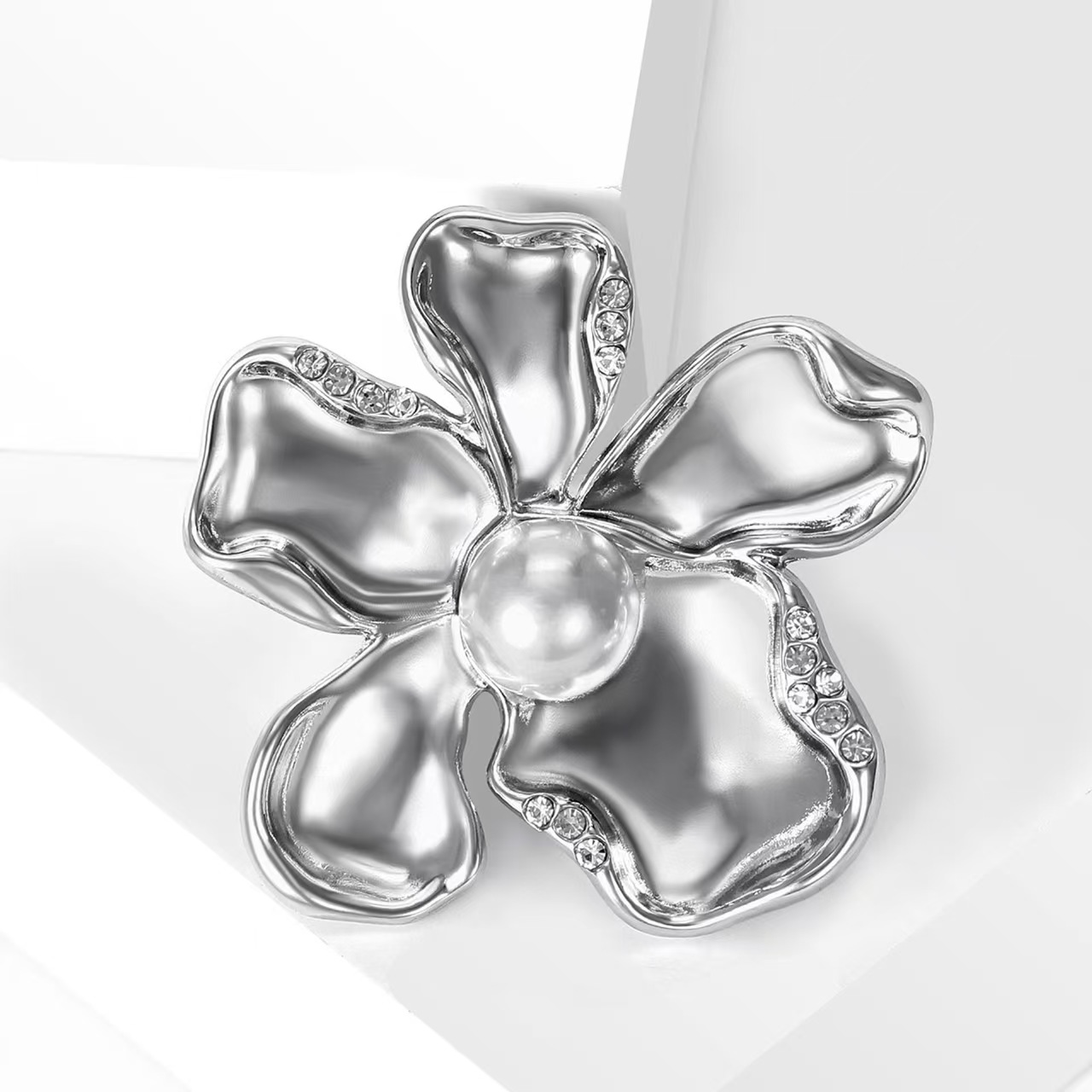 Personalized cross-border, eco-friendly, smooth floral and diamond-encrusted brooch, novel women's clothing brooch accessory pin Specification image